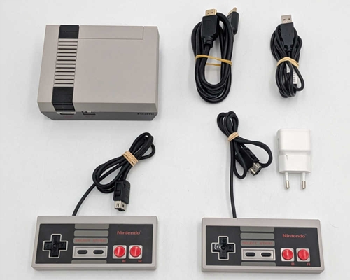 Nintendo Classic Mini - 2 Controllere - Konsol - SNR CEE101499628 (A Grade) (Genbrug)